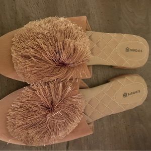 Birdies slippers in pink velvet with pouf